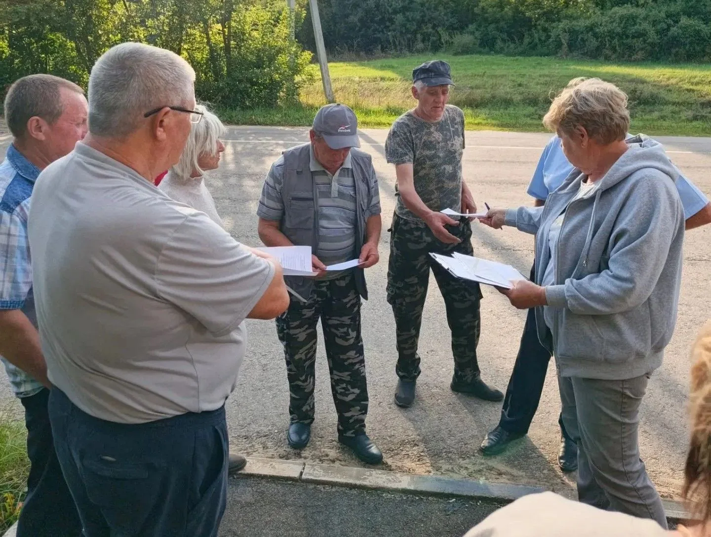Глава округа Геннадий Калина провёл встречу с жителями в селе Маслово-Волосевич.  Были ...