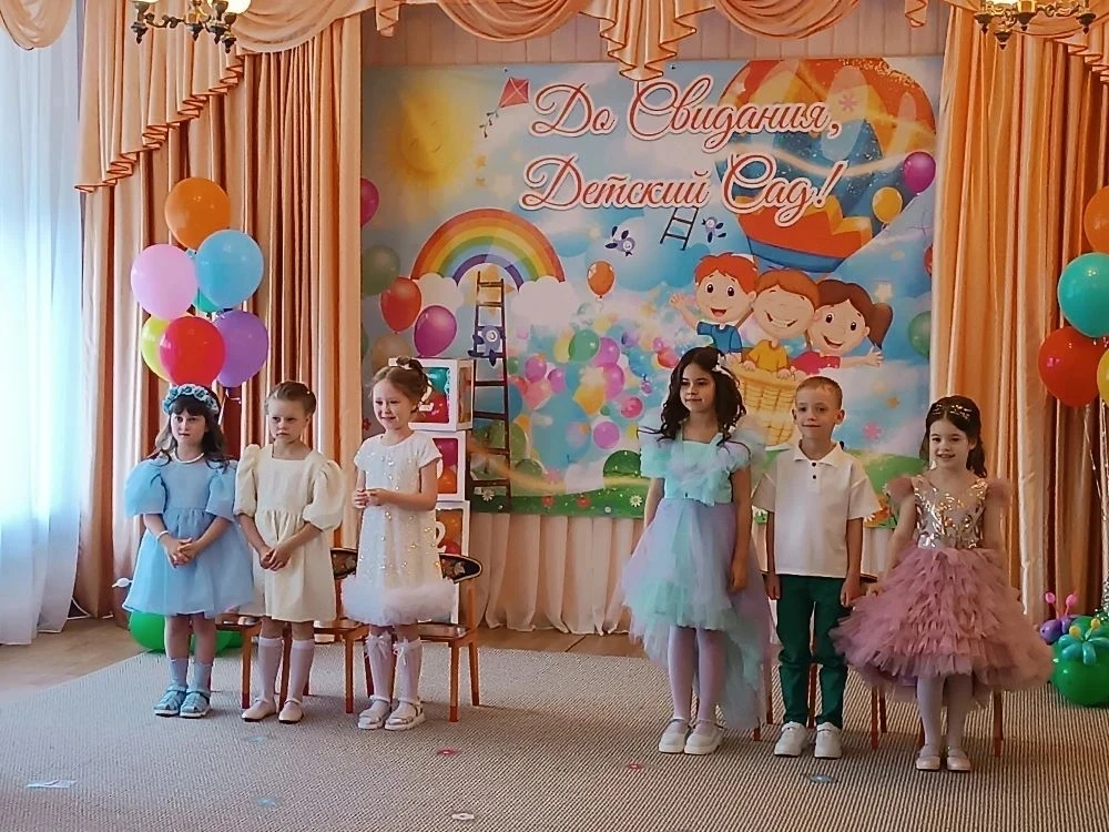 ,,Провожаем друзей в школу!" - такой праздник-концерт состоялся в старшей группе ,,Свет...