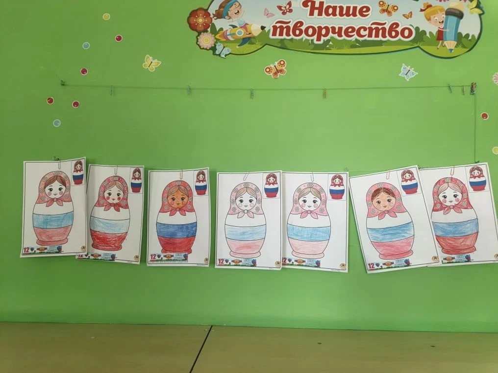 Я люблю свою Россию, 🇷🇺
Я люблю её простор,❤️
Где ветра под небом синим
Развевают триколор. 🇷🇺