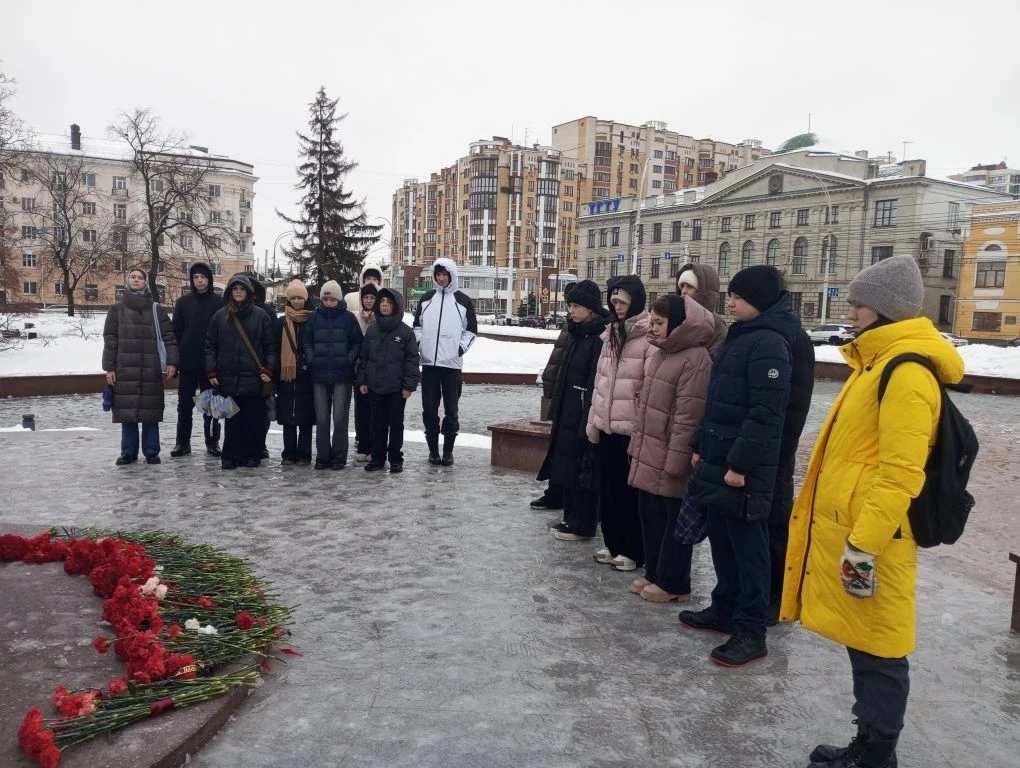 🕯️ В День тамбовских героев учащиеся нашего лицея возложили цветы к памятнику Зое Космодемьянской. З