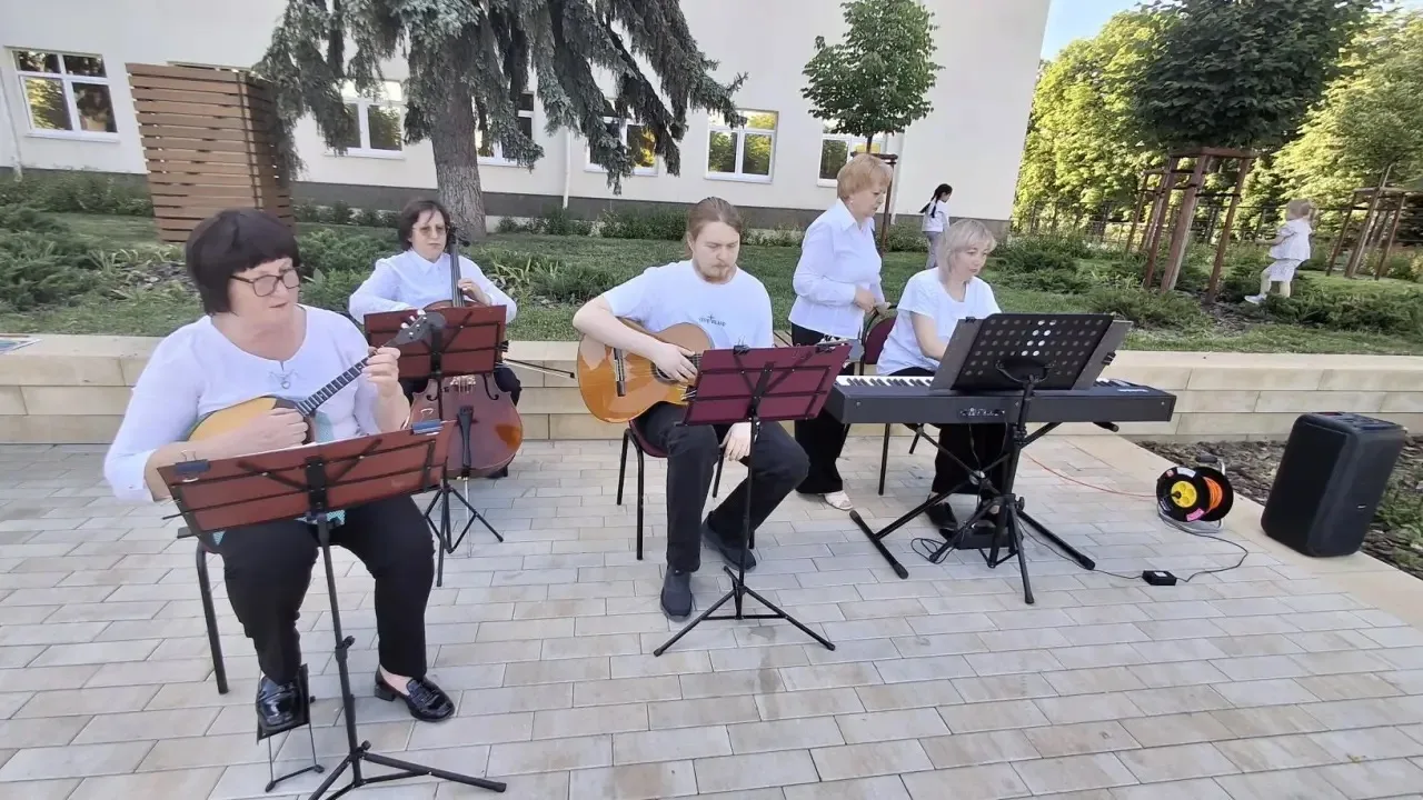 ✨Сегодня вечером,  5 июня, центральная площадь города превратилась в настоящую концертную сцену. 
💫