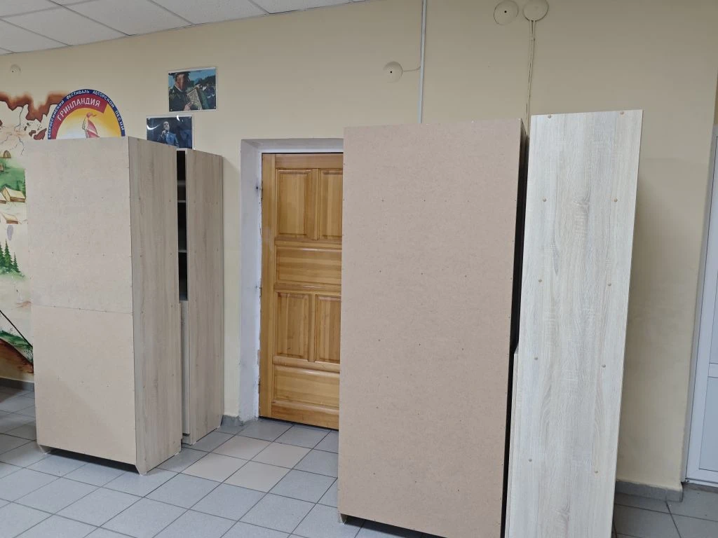 За счет платных услуг, оказываемых школой, приобрели мебель в учебный кабинет! Будем создавать  совр