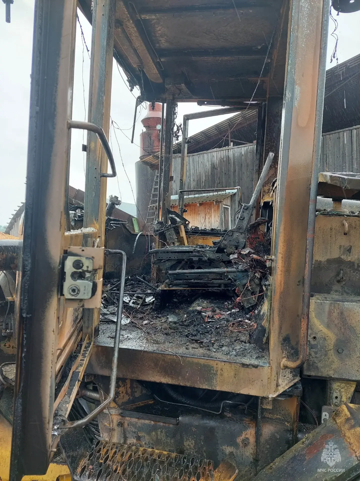 🚒 В Себежском районе сгорел погрузчик Volvo  18 мая в 10:29 в Себеже на улице Первомайской произошло