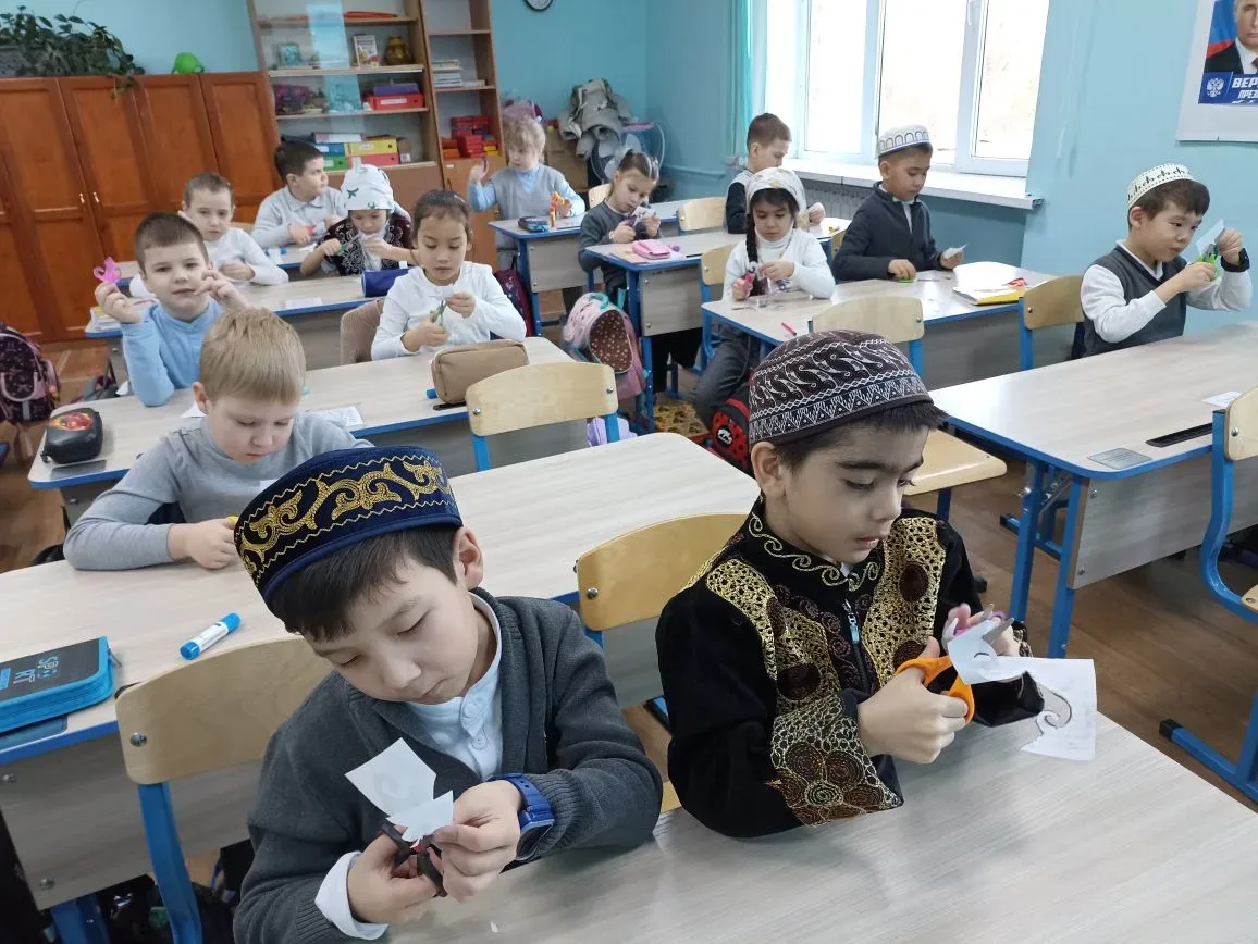 Сегодня в 1 " В" классе ( кл. руководитель Губенко Е. В.) прошёл урок труда по теме " Казахские  нац