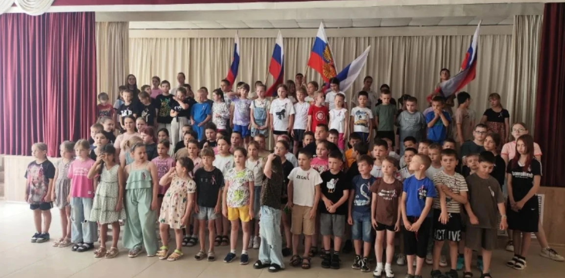 В преддверии Дня России в нашем пришкольном лагере «Колокольчик» под руководством воспитателей и вож