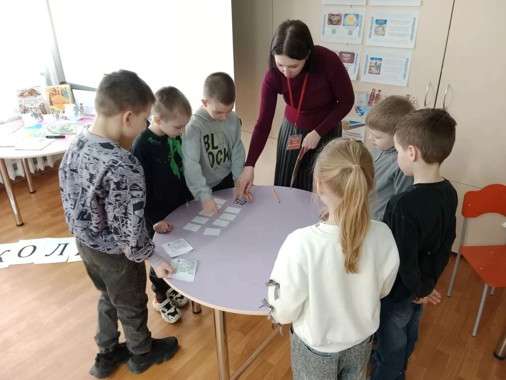 📚 Путешествие по сказкам народов России  30 марта ученики 1.3 и 2.3 классов посетили библиотеку имен