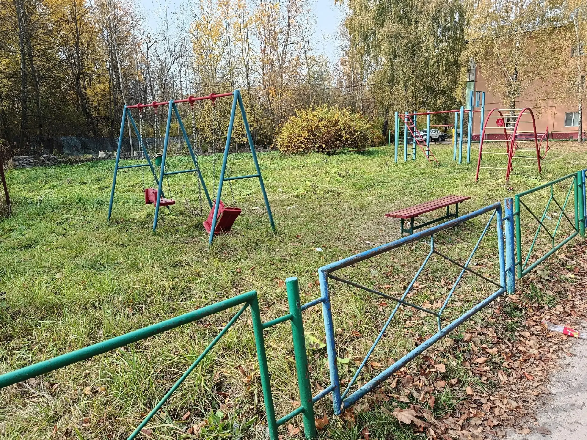 Вот в таком состоянии детская площадка в Хомяково между 16 и 18 домами, рядом с Доброфл...