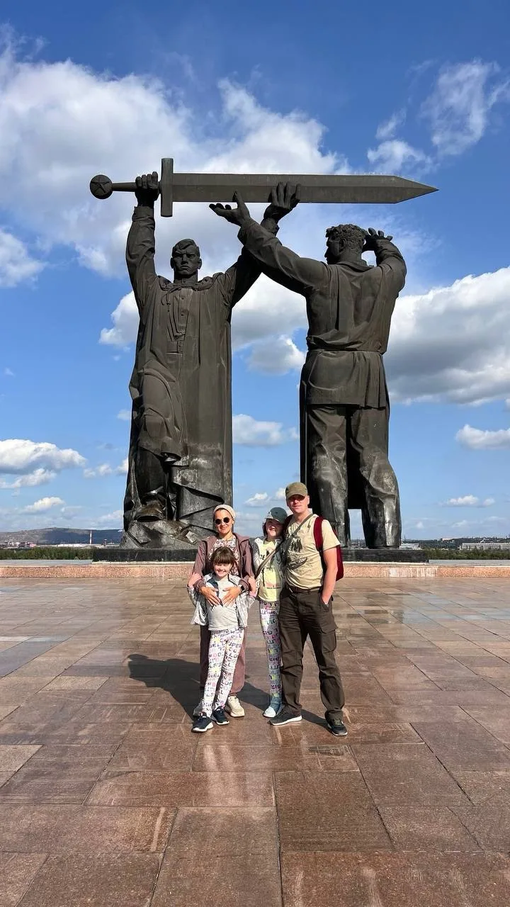 Мы этот меч, сил не щадя, ковали,