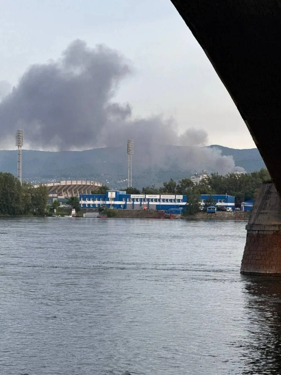 🔥В Красноярске полыхает мебельный склад