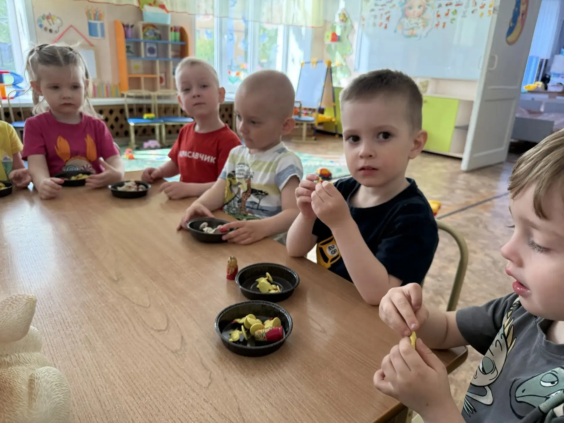 Сегодня в младшей группе состоялось увлекательное занятие «Один — много»! К малышам в г...