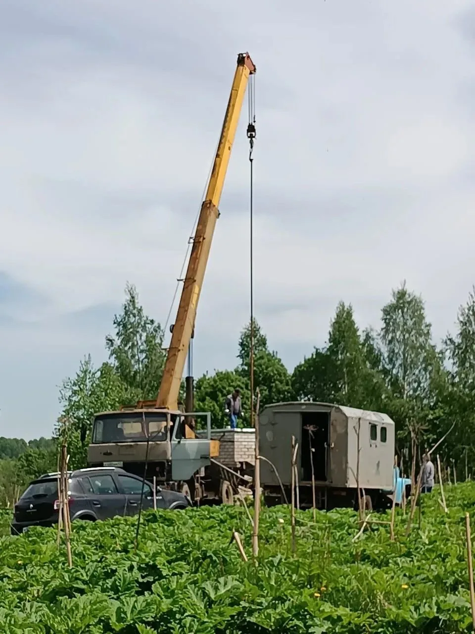 Замена погружного насоса в скважине на территории деревни Акатово.