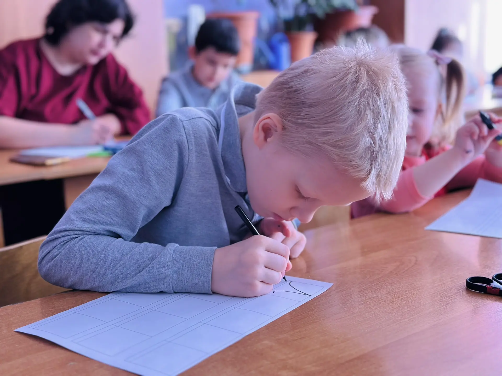✍️ Первые шаги в Поднебесную: когда иероглифы становятся семейным делом! 🏮👨‍👩‍👧‍👦  В начальной школе