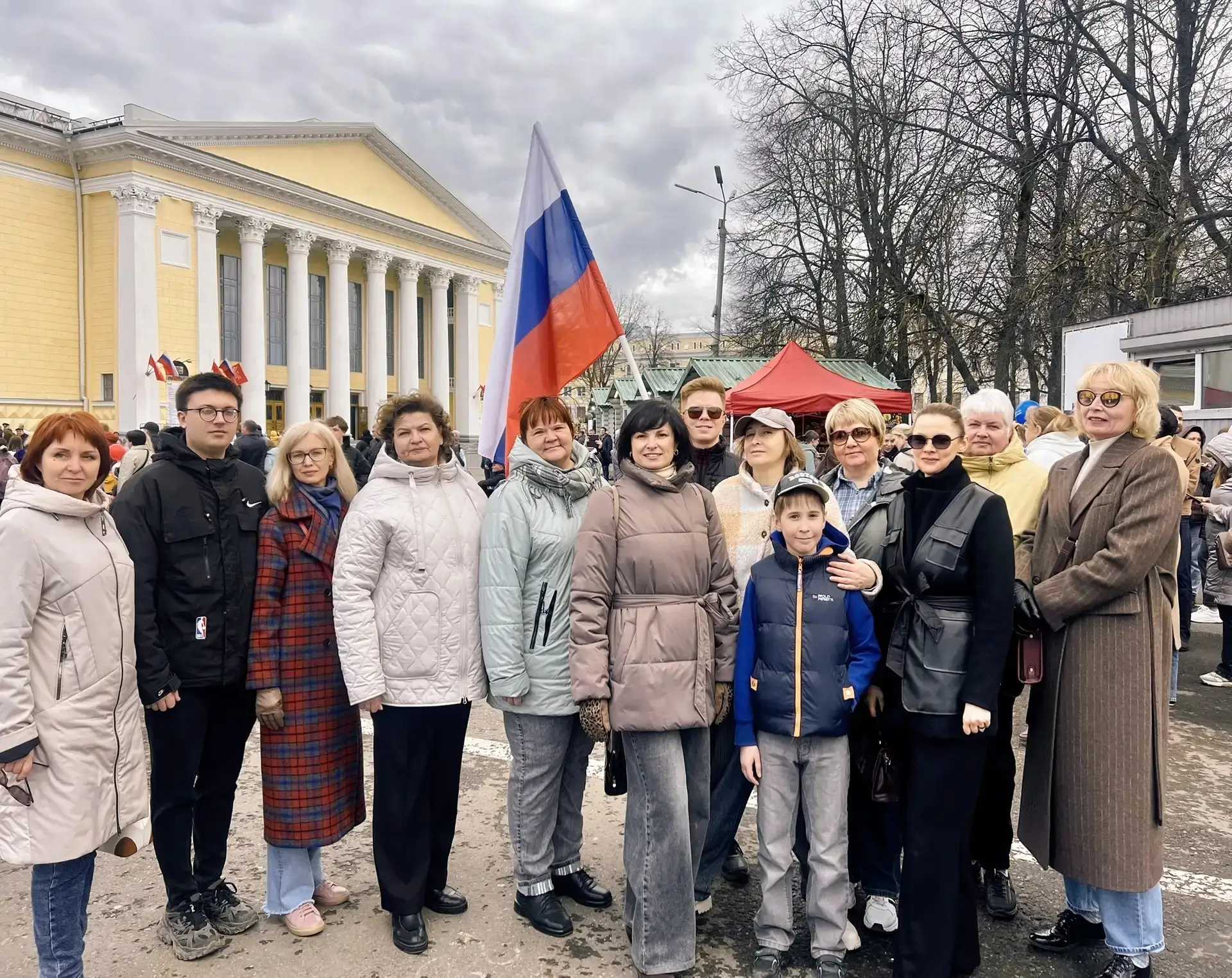 🇷🇺С Первомаем, лицей!  Педагогический коллектив во главе с директором принял участие в праздничном ш