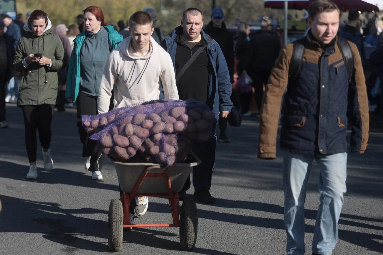 Сегодня центр Пскова наполнился запахами выпечки, чая и свежих ягод. На ярмарке «Осень-...