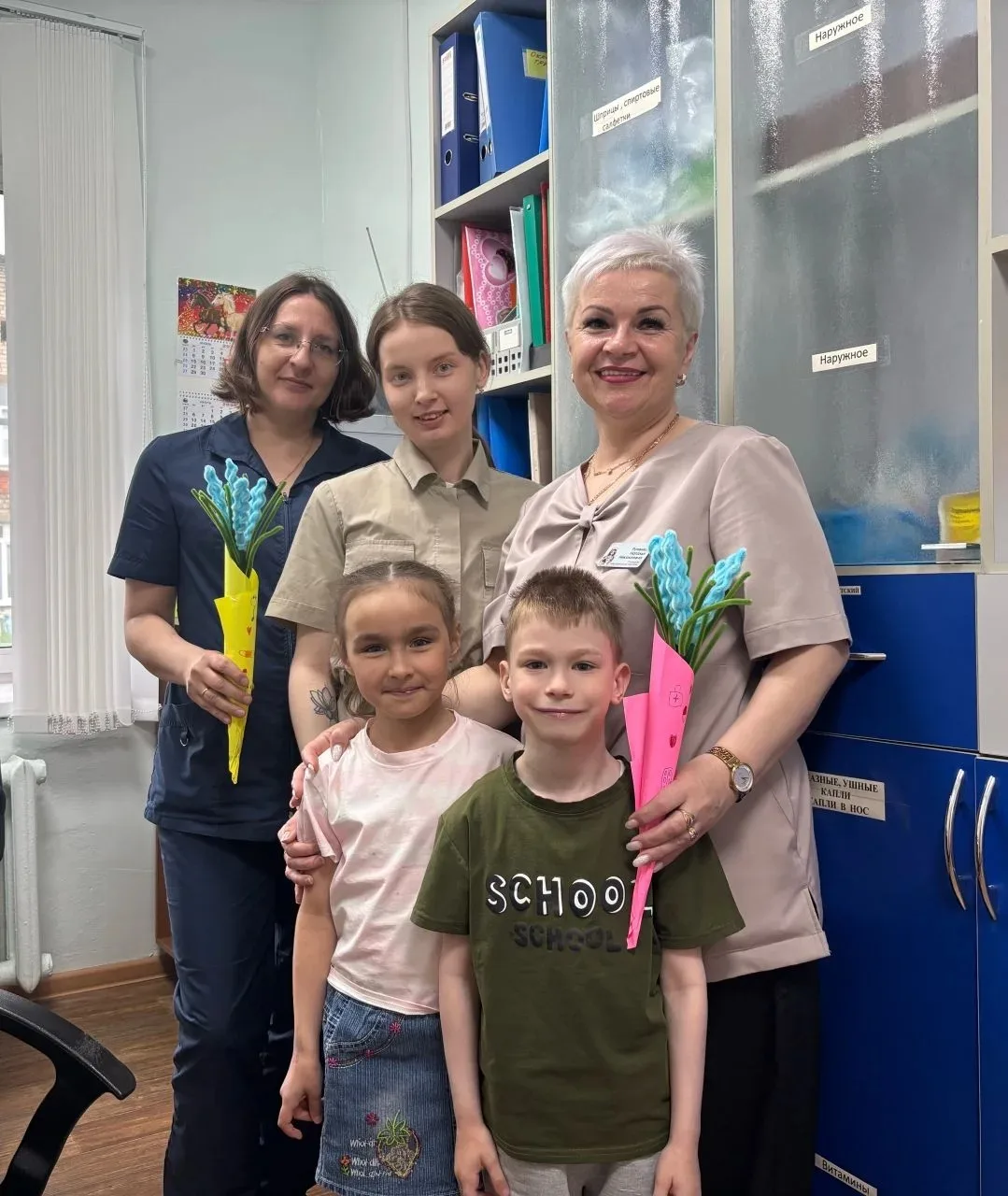 С искренними поздравлениями и трогательными подарками, созданными своими умелыми ручками, ребятишки 