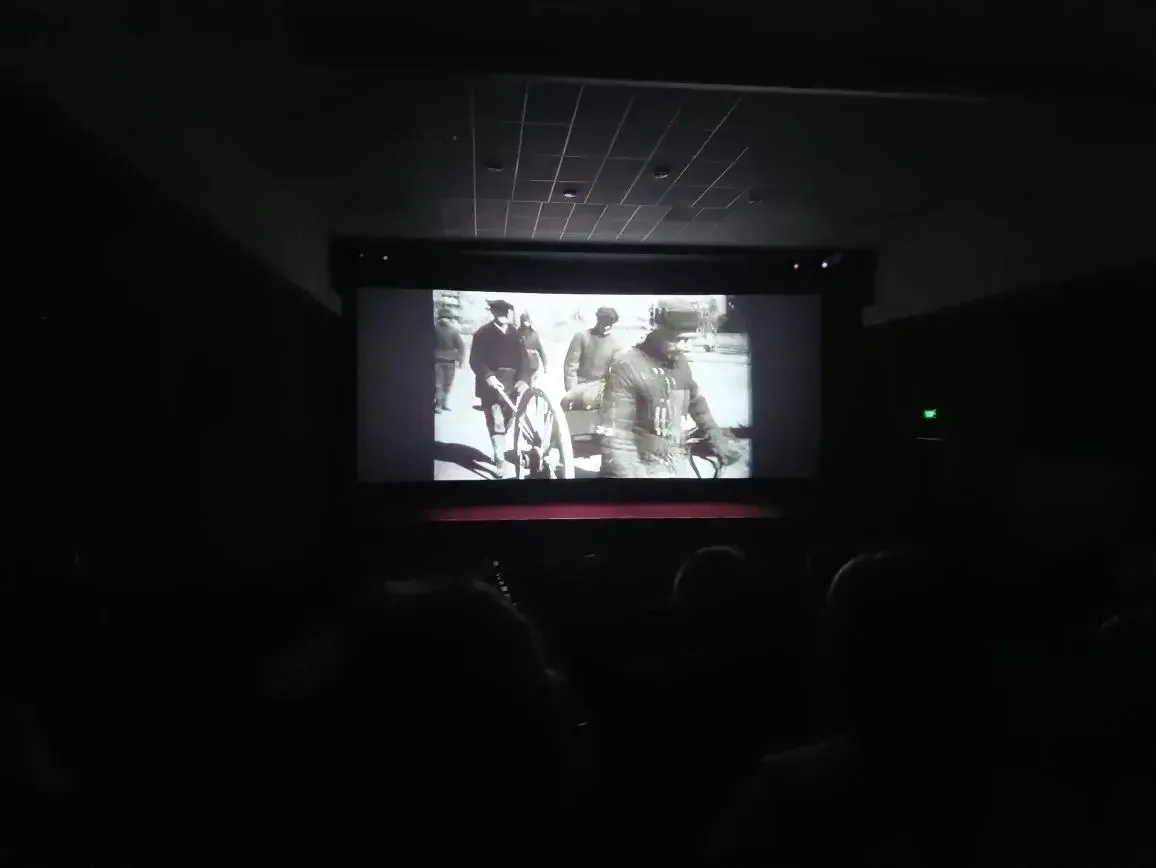 🎥 Сегодня ученики 8А и 8Б классов в рамках VI Международного кинофестиваля авторского кино посетили 