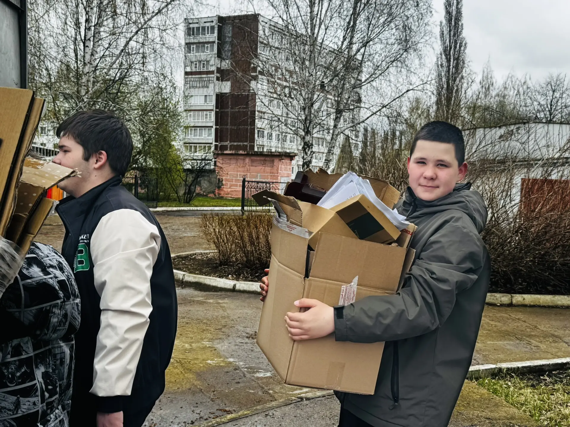 📦 Маленький вклад в большое дело: итоги акции «Zдай бумагу — помоги СВОим»!

Сегодня в нашей гимназ