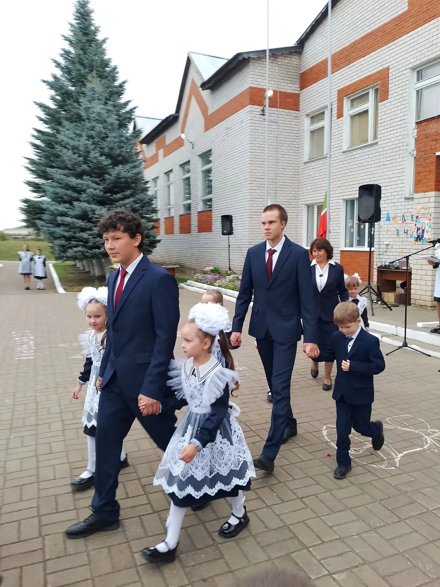 Школа вновь распахнула двери для учащихся и учителей! Это поистине долгожданное событие...