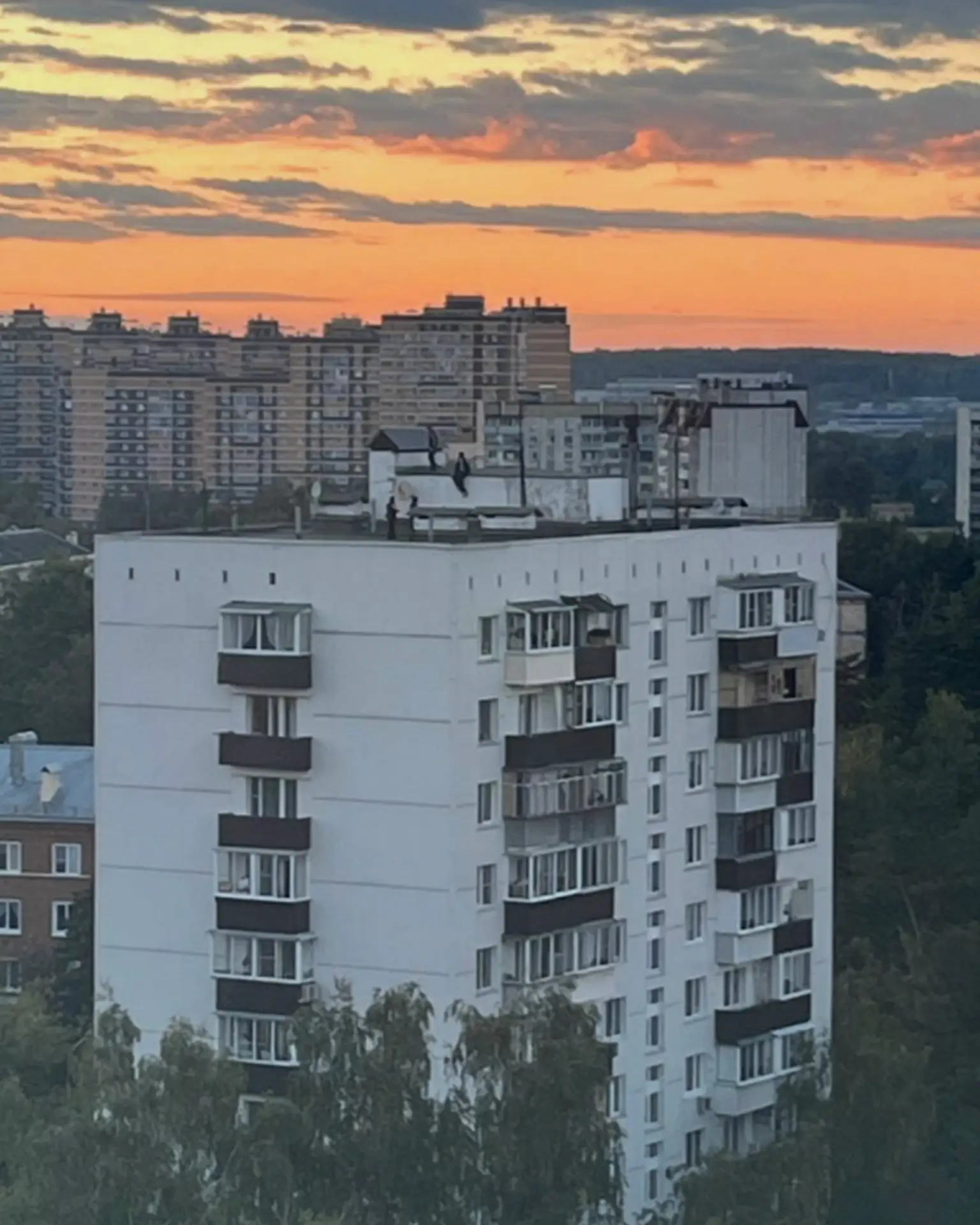 Жители сообщают, что вчера вечером подростки залезли на крышу ул. Гагарина 1.