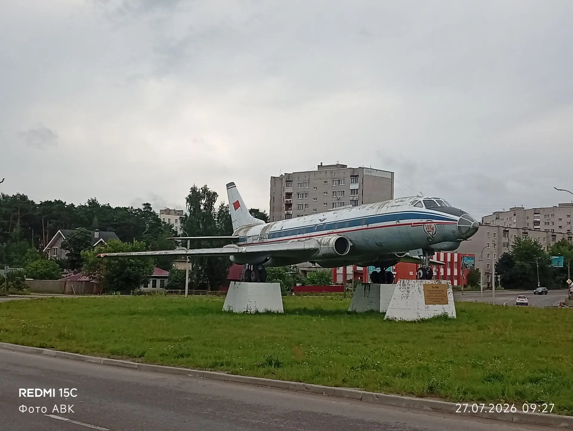 Памятник самолёту ТУ-124.