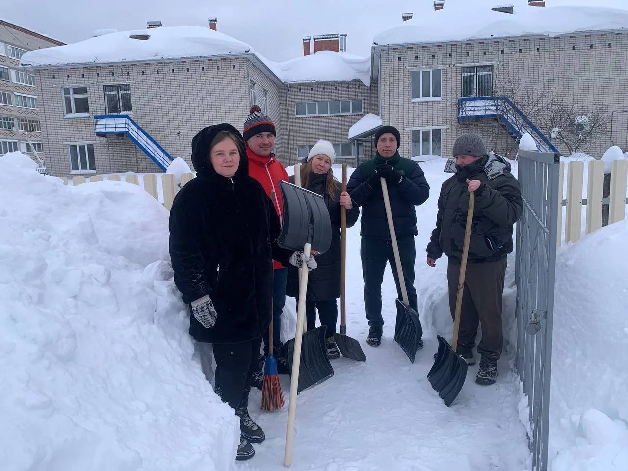 Сотрудники нашего Центра приняли участие в Снежном субботнике: очистили проезд и подход...
