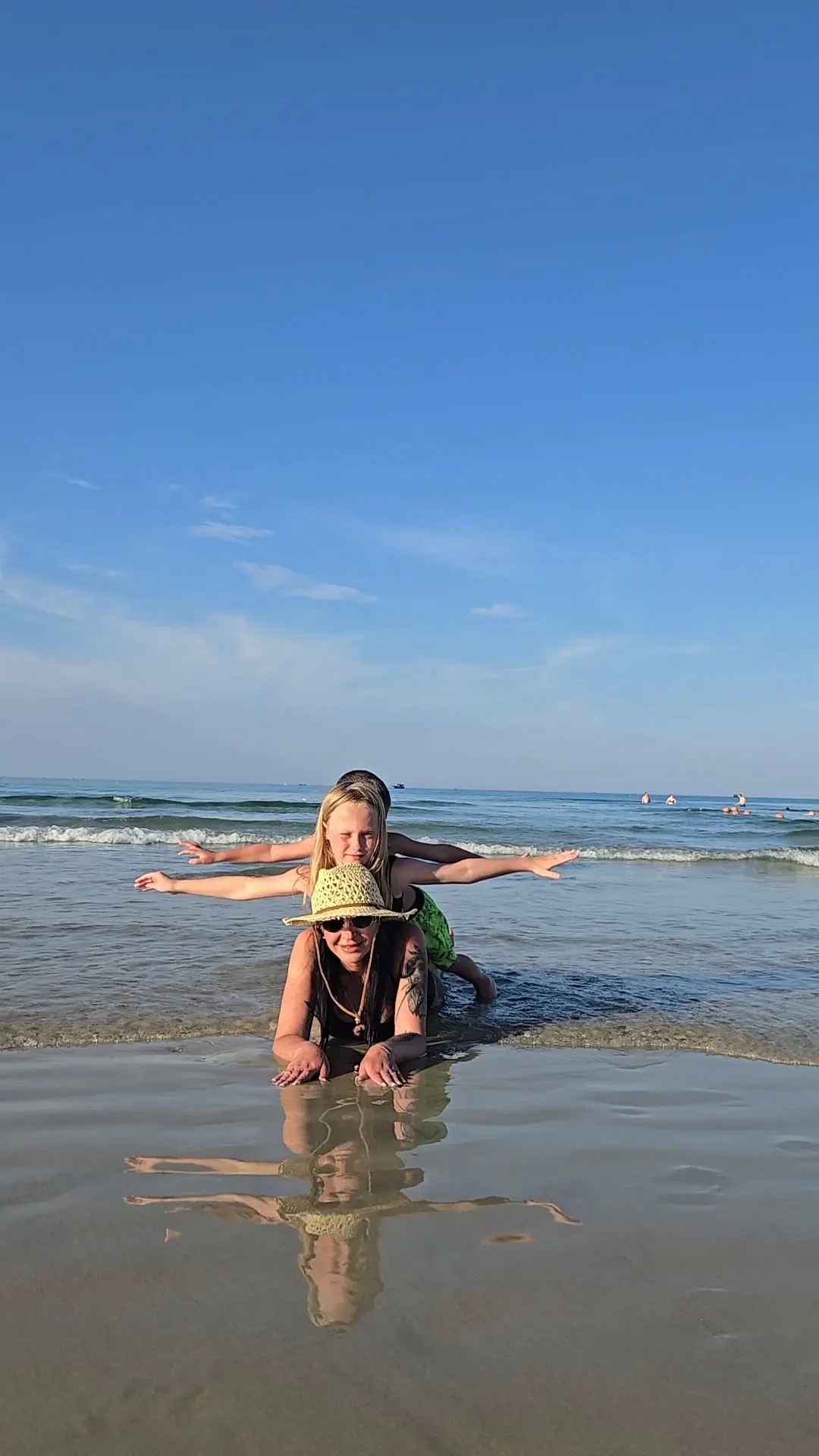 Строим семейную пирамиду счастья на берегу моря. 🏖️