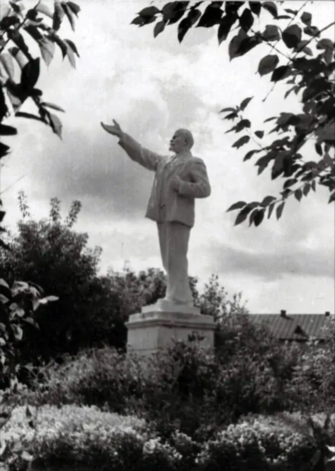 Памятник В.И. Ленину в сквере на пер. Нахановича. 1956 год