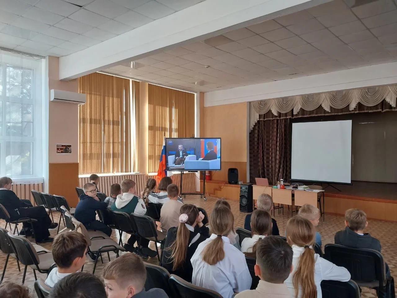 🎞️Показ серии видеоинтервью «СВОи. Разговоры с Героями».🎖️ ✅В школе №11 в сопровождении советника ди