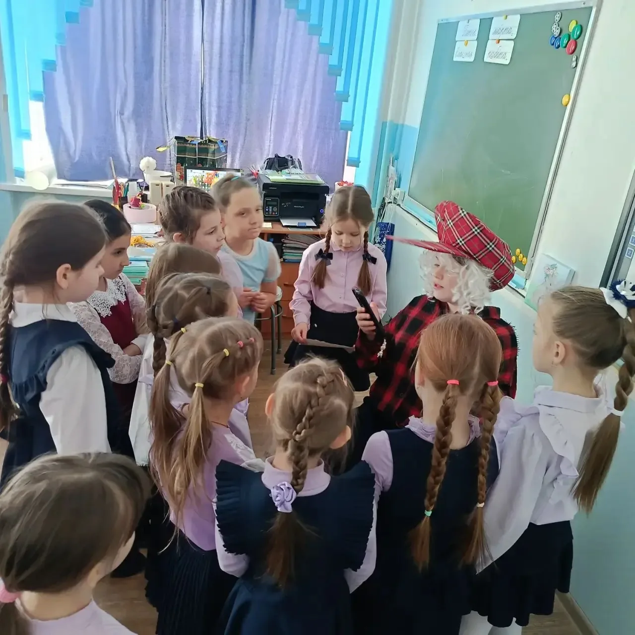Сегодня для параллели 1-х классов прошло занимательное мероприятие "Прощание с Азбукой! Поздравляем 