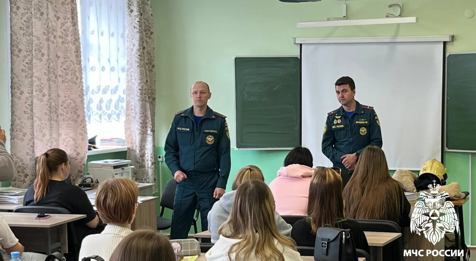 👨🏻‍🚒 Молодёжи о безопасности 🧯

🚒 Сотрудники МЧС России провели профилактическую беседу со студ