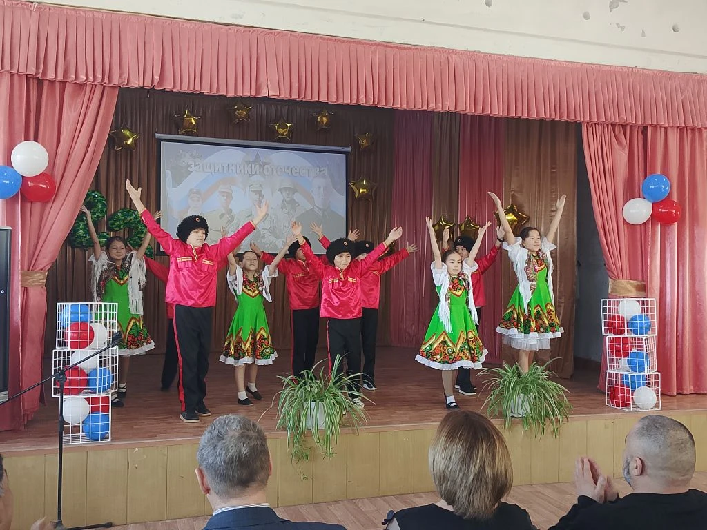 Чествуем защитников: праздничный концерт в нашей школе 🇷🇺🎖   В преддверии 23 февраля в стенах нашей 