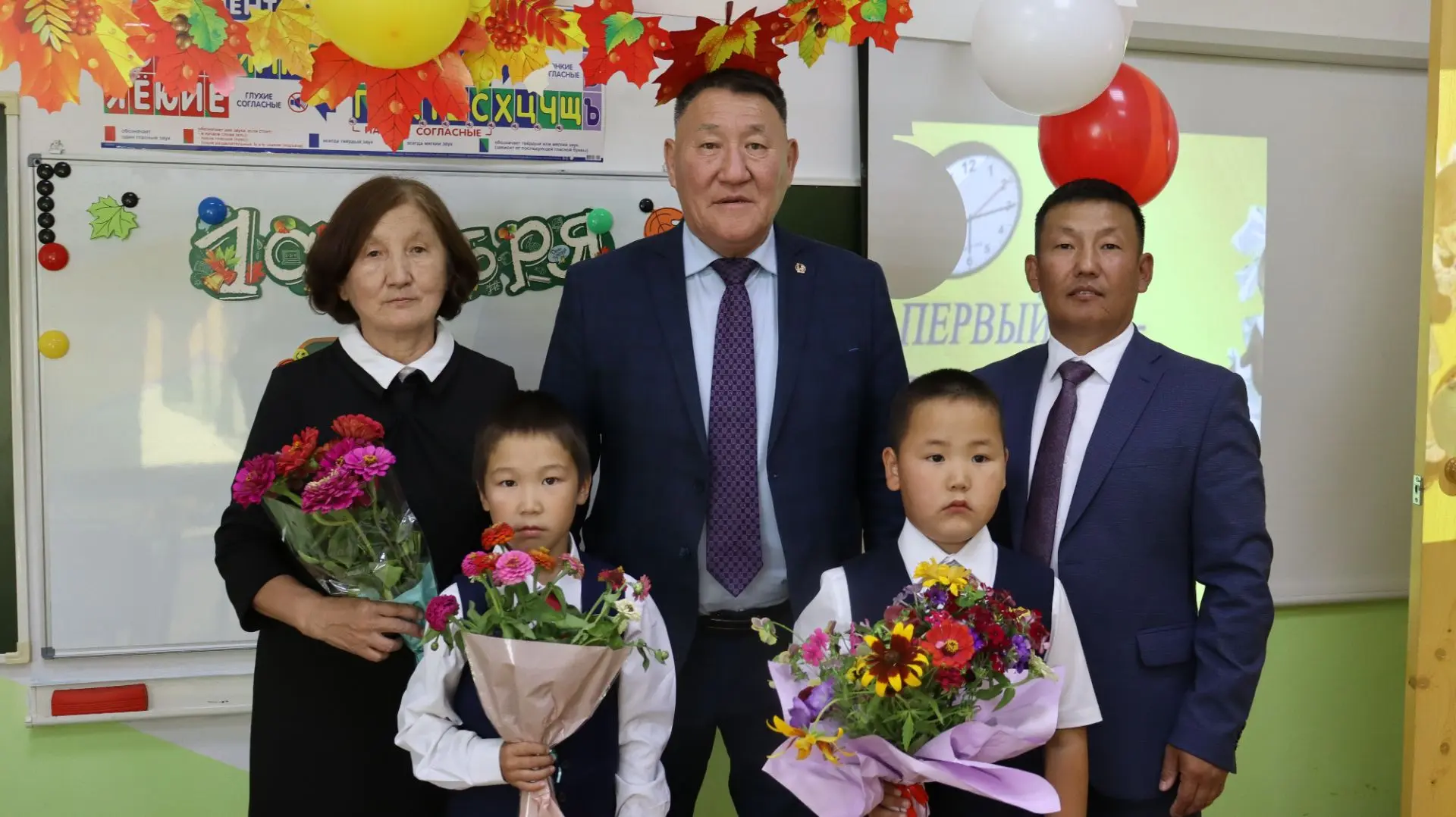 Салгыы улуус баһылыга Василий Алексеев Билии күнүнэн Түүлээх нэһилиэгин үөрэнээччилэрин...