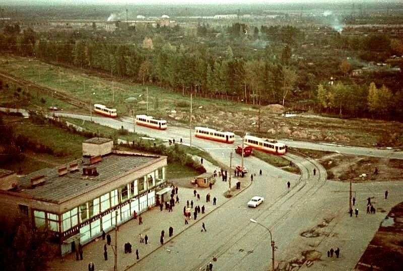 🚋 Въезд в будущую «спальню». Дальневосточный и Большевиков, 1975 год

В середине 1970‑х угол Дальне
