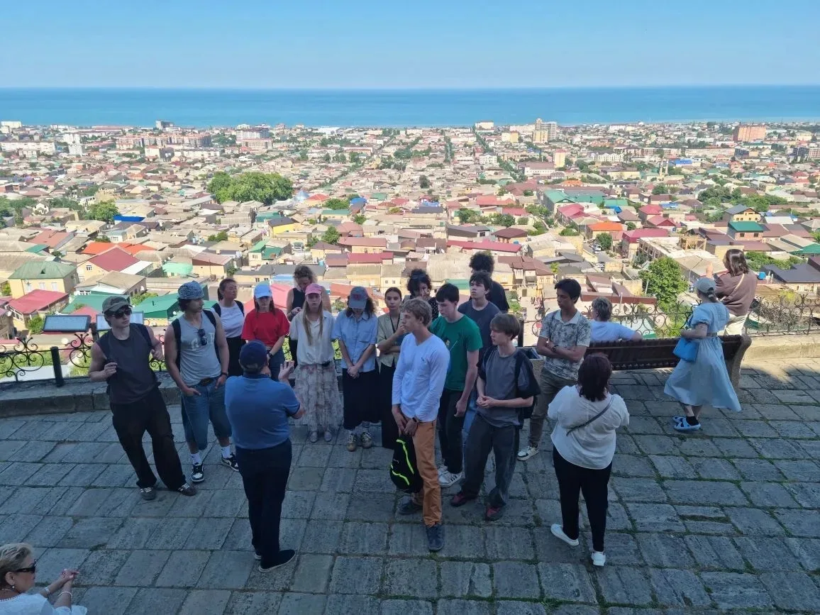 Приключения 10в в Дагестане 

ДЕНЬ ПЯТЫЙ, ЗАКЛЮЧИТЕЛЬНЫЙ.
На второй день в Дербенте мы встретили рас