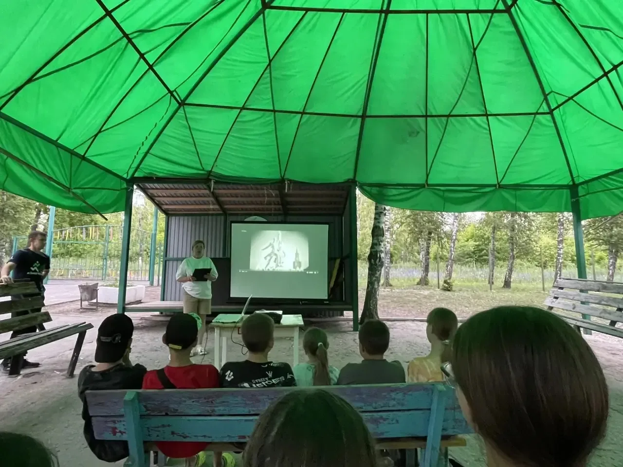Урок мужества на большом экране 🎬🇷🇺Вчера в нашем кинозале было особенно тихо. Наши воспитанники с