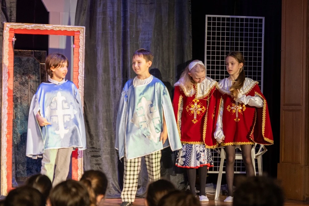 В царстве Йагупопа 🦜   🎭 Сегодня наши юные артисты из школьной театральной студии «ТИМ» перенесли зр