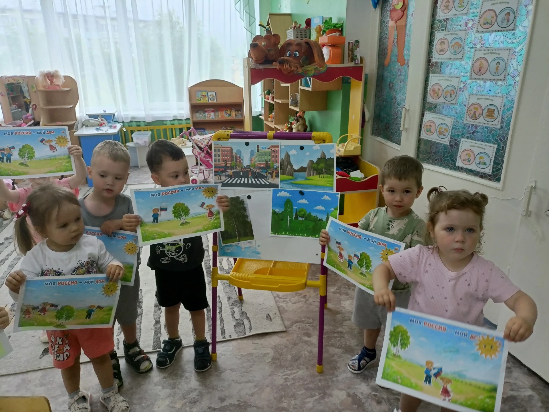 🇷🇺День России🇷🇺

В группе "Звездочки" Светлана Ивановна беседовала с детьми о нашей стране, о то