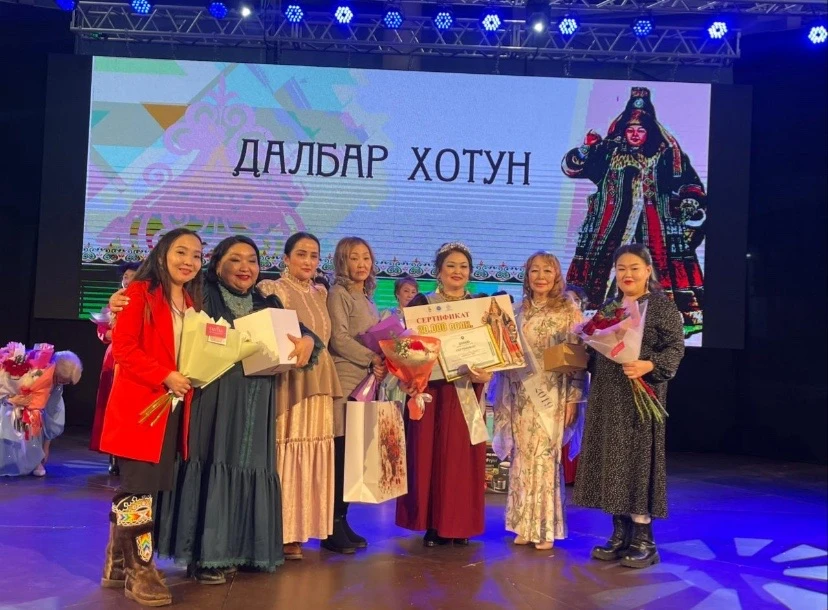 Бүгүн Олунньу ый 20 күнүгэр Үөһээ Бүлүү Олоҥхо дьиэтигэр, улуустаа5ы "ДАЛБАР ХОТУН" күр...
