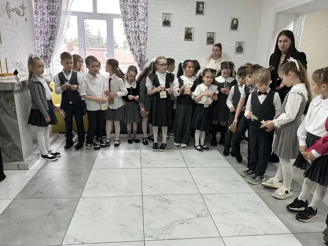 Трогательное поздравление от первоклашек!