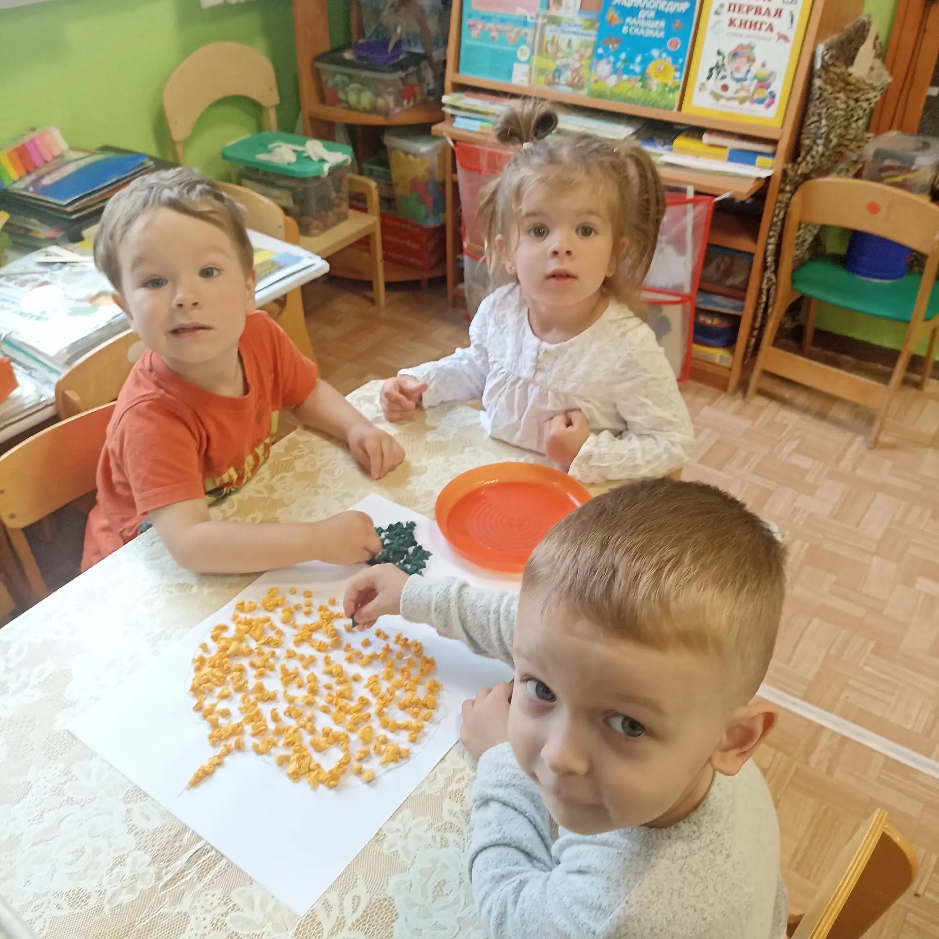 За окном барабанит дождь, а в нашей группе сегодня тепло, как на солнечной полянке! 🌧️
Причина прос