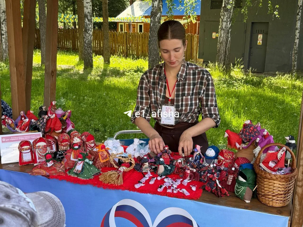 В парке Маяковского сегодня тоже отмечают День России.

Там можно сделать куклу, помахать мягким меч