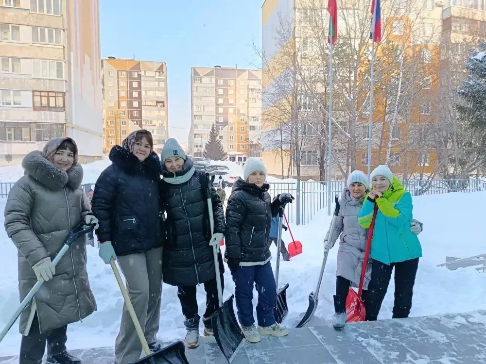 Вместе мы — сила! ❄️🤝  После обильного снегопада территория нашей школы нуждалась в помощи, и эта по