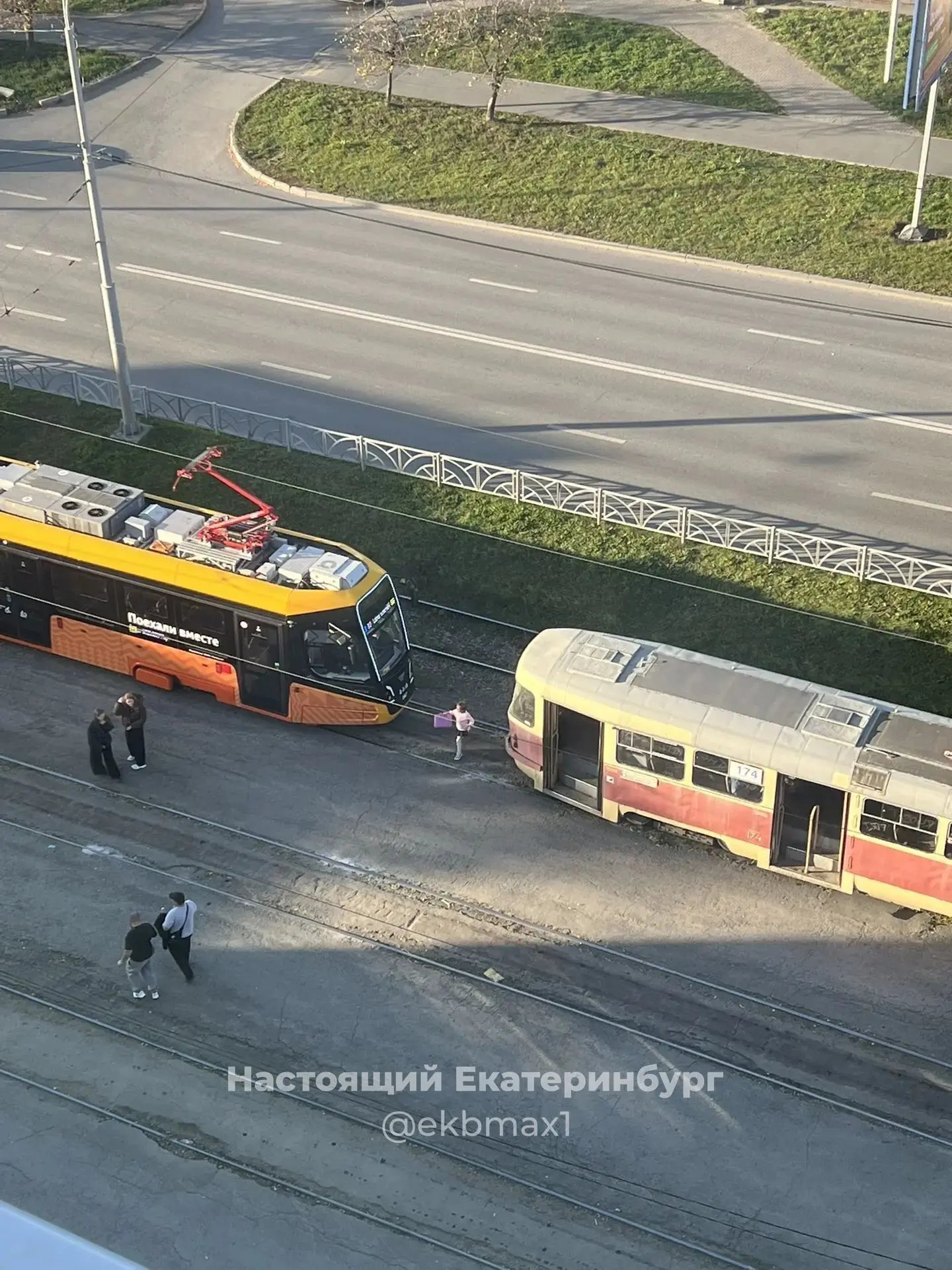 Ребенок бежал со стороны жк рассветного, не останавливаясь, через дорогу, даже не посмо...