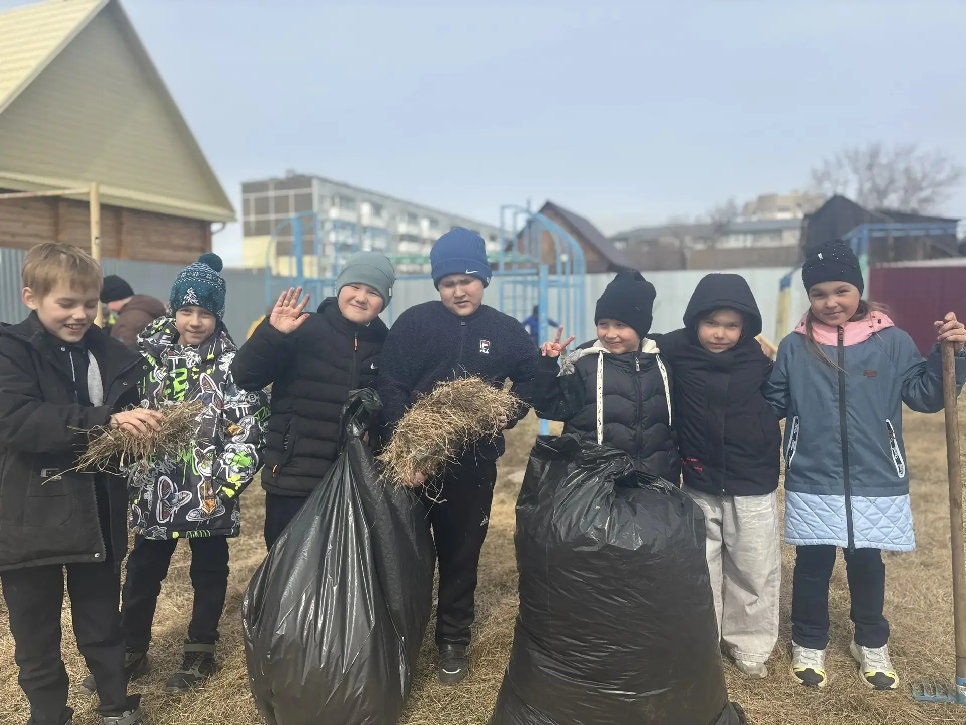 🌱 В рамках "Дня Эколят"  для Орлят России в нашей школе был организован субботник🍀  Ребята дружно на