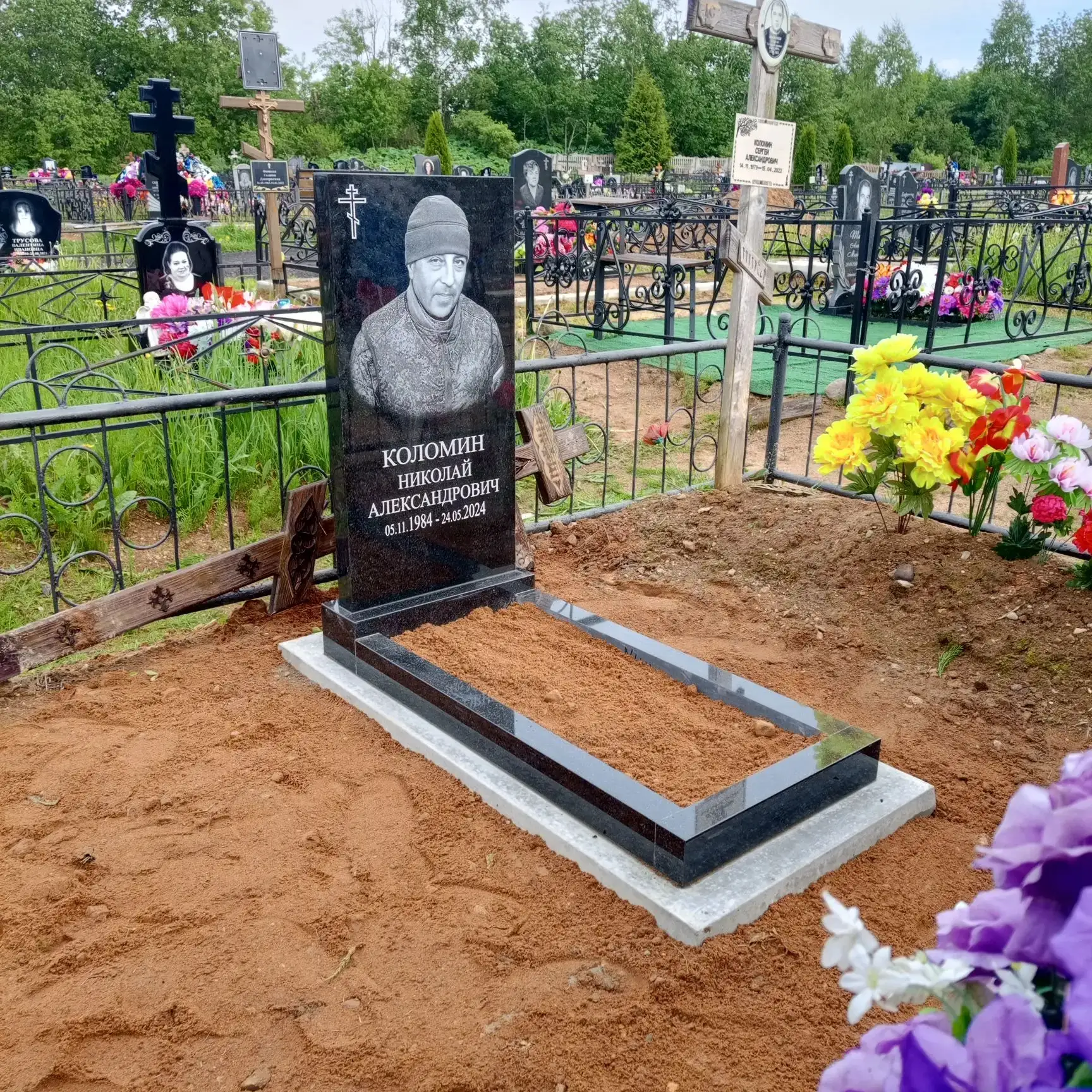 Могилу героически погибшего на СВО жителя Тверской области Коломина Николая не могли 2 ...
