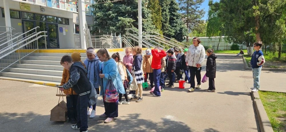 🌿 Практическая биология и доброта: наши кормушки  Сегодня в 1 «Б» прошла экологическая акция. Под ру
