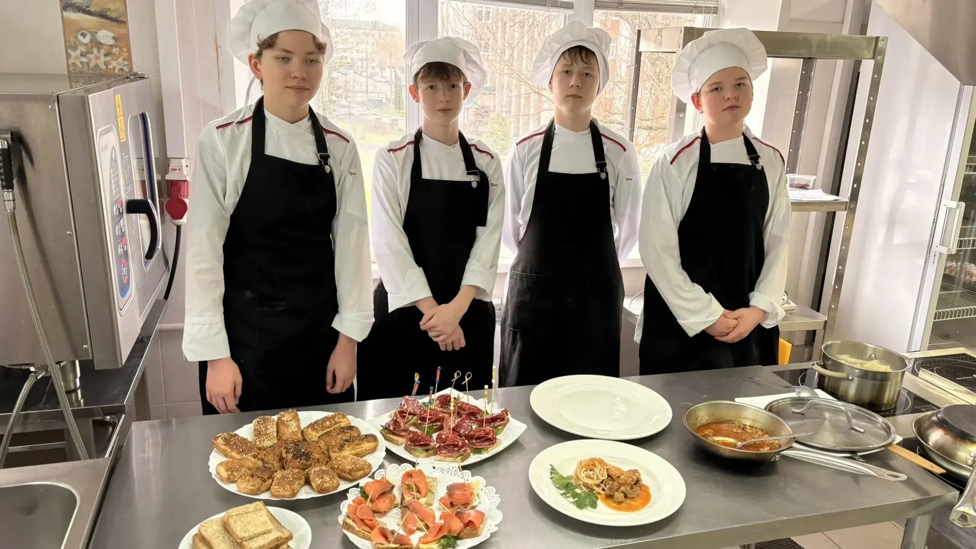 👨‍🍳 Первая профессия: семиклассники стали дипломированными поварами!  Ученики 7 «Л» класса успешно з