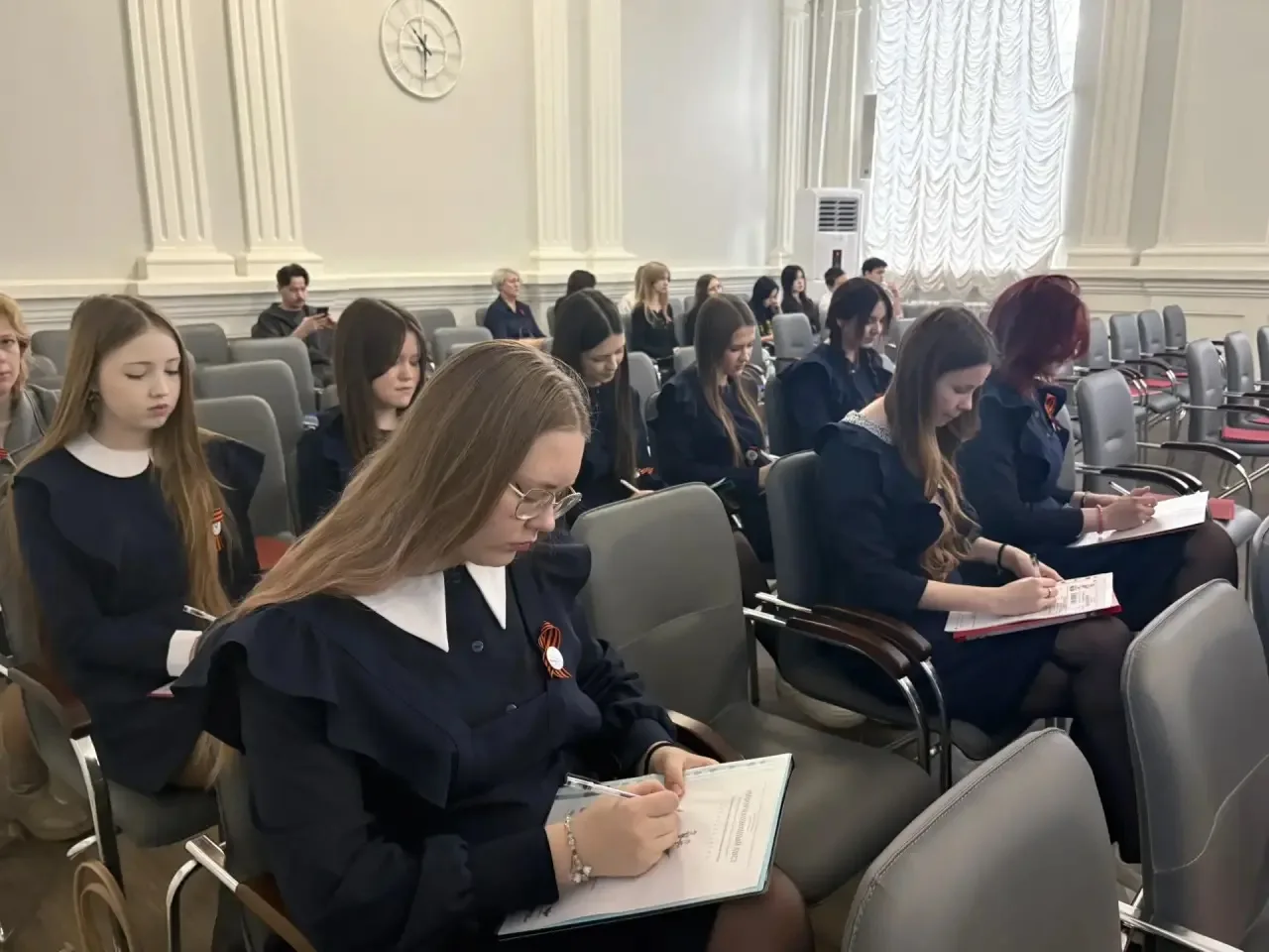 Обучающиеся 10б класса приняли участие в Диктанте Победы ☀️