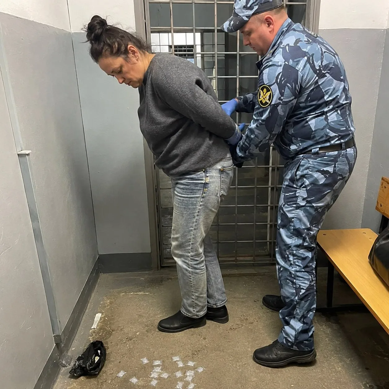 ⚡️ Липчанку задержали при попытке передать 26 свёртков с метадоном в СИЗО  В Липецке пресекли попытк