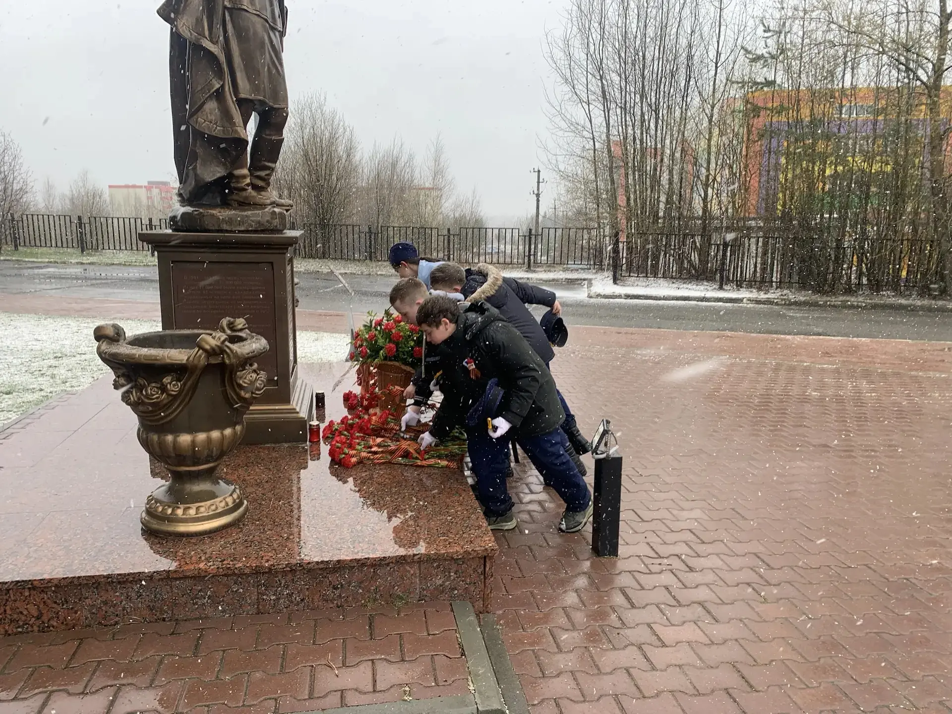 🌹🌹🌹9 мая учащиеся 7в кадетского класса вместе со своим классным руководителем Калашниковым Андреем В